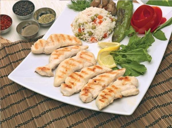 Gnde bir porsiyon et yemeyi seviyorsanz, yasz beyaz et, dk kalorisi ile iyi bir seim. Ancak tavuk ya da hindi yerken derisini kenara ayrn, nk derinin altnda bir katman ya bulunuyor. Hindi ya da tavuu onlarca farkl ekilde piirebilir, doyurucu ve lezzetli bir n elde edebilirsiniz. Tabii ki piirirken, ya, krema, sos gibi kalorili katklara dikkat!