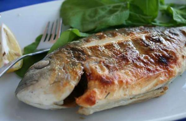 Birok yasz balk trn diyetiniz srasnda isterseniz her gn yiyebilirsiniz. Ancak somon, uskumru, ton gibi yal balklar hari! Tabii ki msr ununda kzarm tr tr bir hamsi kadar lezzetlisi yok, ancak kilo vermek istiyorsanz, kzartma balktan uzak durmak zorundasnz. Bal, frnda katta sebzelerle lezzetli bir ekilde buulayabilir ya da zgarada yasz piirebilirsiniz. Yanna kocaman bir salata ve 2 dilim ekmekle hem doyurucu hem lezzetli bir n hazrlam olursunuz.