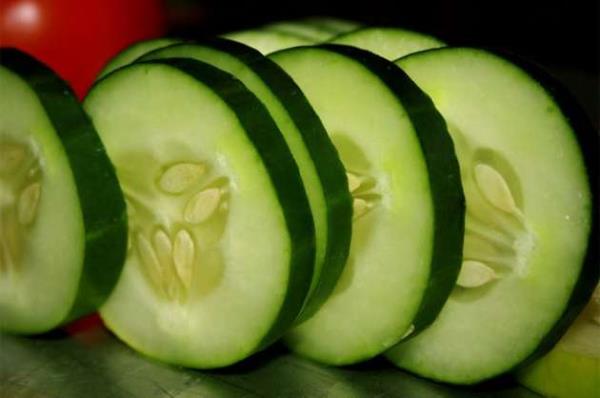 Salataln %96&#8217;s sudan oluur. Bu yzden ierisindeki kalori miktar olduka dktr. Ortalama byklkteki bir salataln iinde hemen hemen 45 kalori vardr. Bu durumda 4-5 tane salatalk yediinizde ortalama 250 kalori alm olursunuz. Yiyeceiniz salatalk sizi tok tutaca gibi zayflamanza da yardmc olacaktr.