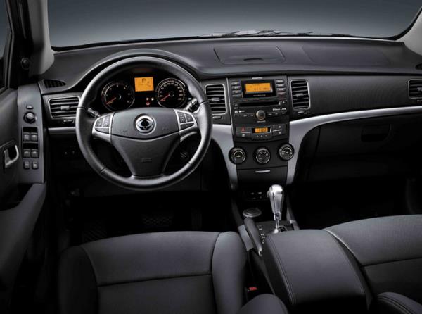 25 sat ve 42 servis noktasnda deneyimli ve eitimli personeliyle SsangYong mterilerine hizmet vermekte olan ahsuvarolu D Ticaret; 7 gn 24 saat yol yardm hizmeti ile koulsuz mteri memnuniyeti sunuyor.