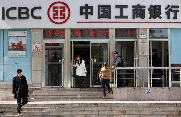 Amerikan ekonomi dergisi Forbes, dnyann en byk irketlerini aklad. Listenin en byk ilk  irketi in'den kt. Liste irketlerin sermaye byklklkleri, piyasa deerlerine gre sraland. Global 2000 olarak aklanan listede 11 tane de Trk irketi yer ald.  <br>  . Listenin ilk srasnda inli banka ICBC yer ald.