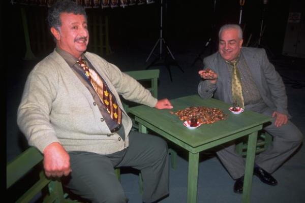 <p>Trk sinema ve tiyatrosunun en nl oyuncu ve ynetmenlerinden Zeki Alasya vefat etti.</p>  <p>  Karacier hastal sebebiyle 22 Nisan'dan beri tedavi gren nl sanat Zeki Alasya bugn saat 10:32'da hastanede yaamn yitirdi.</p>  <p>  Zeki Alasya uzun yllar usta oyuncu Metin Akpnar ile birlikte ayn sahneyi paylat...</p>  <p>  kili beraber Devekuu Kabare ve Yasaklar gibi efsane oyunlar sergilediler...</p>  <p>  te 'Zeki ile Metin'in dostluu...</p>