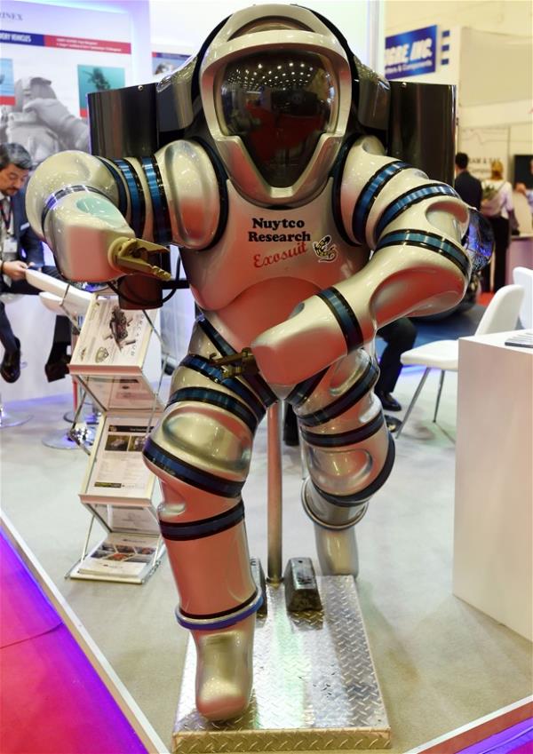 Exosuit&#8217;in nceki modelleri Deniz Kuvvetleri Komutanl, ABD, Fransa, talya ve Rusya dahil bir ok ordu tarafndan kullanyor. Ayaklarndaki pedallar ve kollarndaki itici motorlarla kumanda edilen Exosuit&#8217;in fiyat 1.5-2 milyon dolar arasnda.