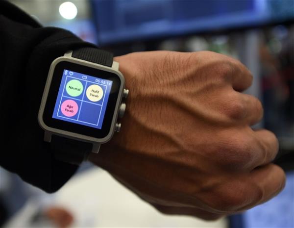 ASKERLER BRBRN KAYBETMEYECEK  <br>  CENKER&#8217;de bulunan hassas konum bilgilendirme sistemi sayesinde tm tim birbirini kaybetmeden takip edebiliyor. Diz ve dirsek koruma kullanan gelecein Trk askerinin silah ise NATO&#8217;nun 42 arlatrlm testini dnyada geen tek silah olan MKE&#8217;nin rettii yeni nesil piyade tfei MPT-76 olacak.