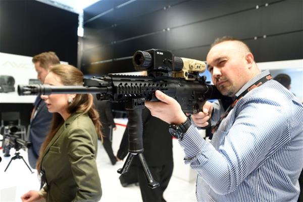 Trk retimi keskin nianc drbn<br>    Trk firmas 3E EOS, Trkiye&#8217;nin dardan ald keskin nianc drbn ve termal  drbn yerli olarak retti. 100 metrede 2 cm. dalmla at yapabilen keskin nianc drbn 1800 dolar, video kayd yapan, fotoraf eken termal drbn ise 8 ile 15 bin dolar arsnda satlyor. Termal drbnn Iphone ile kumanda edilen modeli de yolda. Jandarma, Hava Kuvvetleri ve Azerbaycan Ordusu tarafndan kullanlan sistem MKE&#8217;nin retii silahlar ve Aselsan&#8217;n sistemleriyle bir ok dnya lkesine satlyor.