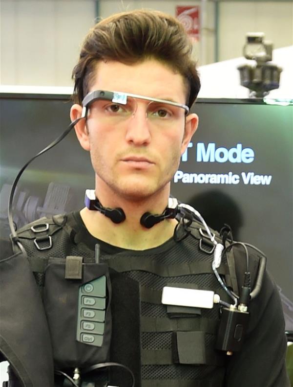 Dnyann en byk ordularndan biri olan Trk Ordusu kabuk deitiriyor. Trk askeri bu yldan itibaren gittike teknolojik birliklerden oluacak. Bunun iin balatlan ve IDEF 15&#8217;te bitmi hali ilk kez tantlan ASELSAN&#8217;n &#8216;CENKER Takn ve Tek-Er Komuta Kontrol Sistemi&#8217; TSK&#8217;y bir adm ne geirecek. Gelecein askeri olarak tantlan CENKER sistemiyle askerlerin zerinde giyilebilir bilgisayar, akll muharebe  sahas gzl, akll saat, nabz ler, komuta bilgisayar, dayankl batarya seti, hassas konumaya ak, d ortam sesinden arndran grtlak mikrofonu, canl grnt aktarm kameras, yazlm tabanl telsiz ve silaha monte komuta birimi bulunuyor.