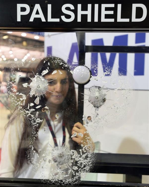 Kalkanlar polikarbon destekli olacak  <br>  Grsan tarafndan retilen polikarbon destekli akrilik kurun geirmez panel (Palshield), kurun geirmez camlarn yerini alacak. Muadili BR3 camn metrekaresi 65 kg iken, polikarbon panel ise sadece 23 kg arla sahip. Grsan hafif malzemeye sahip polikarbon panelden jandarma ve polis kalkanlar retmeyi dnyor. EGM ve TSK&#8217;nn eitli birimleri Palshield&#8217;i inceliyor.