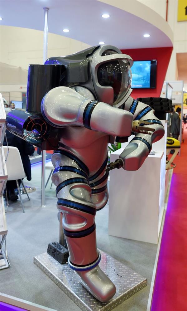 Derin suda insan kurtaryor!  <br>  AYKOR Marinex&#8217;in Kanadal Nuytco ile birlikte gelitirdii sualt derin dal kurtarma kyafeti &#8216;Exosuit&#8217; dikkat eken yeni teknolojiler arasnda yer alyor.