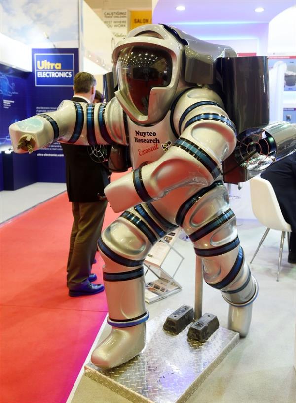 1200 feet (360 mt) kadar inen Exosuit&#8217;i bir dalg kullanyor. 35 bar basnca ramen tm eklemlerin hareket edebildii Exosuit&#8217;in ellerindeki manipulatrler sayesinde kritik kurtarma faaliyeti (tutma, kesme, kaldrma) rahatlkla yaplabiliyor.