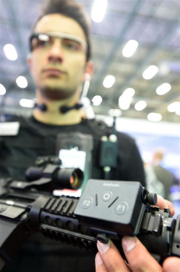 YARALI ASKERN DURUMU GRLECEK    <br>lk etapta zel Kuvvetler iin dnlen sistemin yakn gelecekte piyade birliklerinden balayarak arazide grev yapan tm birimlerde kullanlmas planlanyor. CENKER  sistemindeki akl gzlkler sayesinde tim komutan ve karargah, farkl konumdaki tm askerlerinin bulunduu blgeyi kendi gzlnden ve bilgisayarndan izleyebiliyor. Bluetooth balants sayesinde akll saat timdeki askerlerin mhimmat durumu konusunda da bilgi veriyor. Akll saatle acil mesajlar ve dman temas durumu da aktarlabiliyor. Yine atma esnasnda yaralanan askerin durumu nabz lerden gelen verilere gre hafif ya da ar yaral olarak deerlendirilebiliyor.