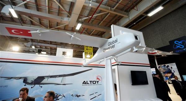 Kresel Gzlem Ua<br>    Altoy Savunma ve Havaclk ise partneri AeroVironment rettii HALE snf HA olan Kresel Gzlem Ua&#8217;n (KGU) Trkiye&#8217;de retip yirmiden fazla lkeye ihra edecek. 53.3 mt. kanat aklyla Boeing-737&#8217;den bile byk olan KGU, 65 bin feet&#8217;e kadar kyor. Uak atmosferin 2. kat olan stratosfer de yani bir anlamda uzayda uabiliyor. KGU, keif, dinleme, istihbarat, snr gvenlii, muhabere irtibat ve doal afetlerde kesintisiz iletiim iin kullanlyor. Sv hidrojenden elektrik reten sistemi ve 4 elektrik motoruyla alan KGU bu sayede 7 gn havada kalabiliyor.