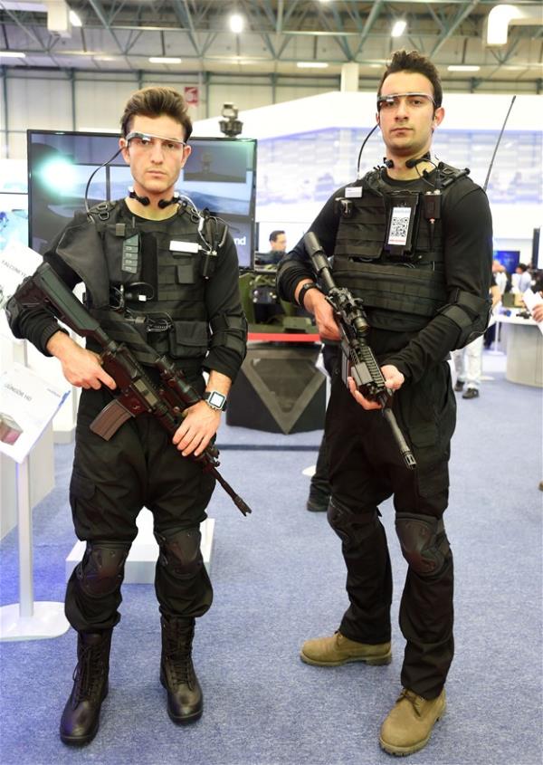 akar almaz tfek dnemi bitti &#8216;Google glass Mehmetik&#8217; ktada  <br>  Aselsan&#8217;n ilk kez tantt CENKER projesiyle birlikte Trk askeri giyilebilir bilgisayar, akll gzlk ve saat kullanarak filmlerdeki gibi bir grntye kavuuyor. Bu sayede askerin salk durumu ve mhimmat takibi en hzl ekilde yaplacak.