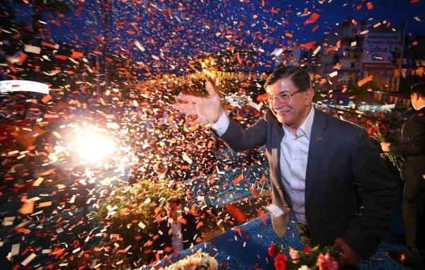 Son iki gndem aratrmasnn sonularna bakldnda ise partilerin tahmini oy oranlarnda ciddi deiimler var. Seim mitinglerinin oy oranlarnda etkisinin olduu, HDP'ye giden AK Parti ve CHP oylarnn mitinglerdeki iyi ve kt performanslara bal olarak geri dnd kaydediliyor.