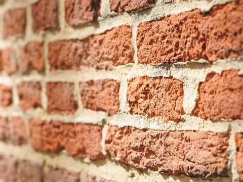 Tula vergisi<br>    ngiltere'nin uygulad bir baka vergi olan tula vergisi, inaat sahiplerinin kullandklar tula bana vergi demesini art kouyordu. naatlar da tula saysn azatlmak iin daha byk tulalar kullanmaya balad. Hkmet de cevap olarak byk tulalara yksek vergi koydu. Vergi 1850'de yrrlkten kalkt.