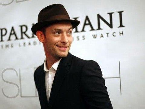 apka vergisi    <br>ngiltere 1784 ylnda bu kez de apkalara vergi getirdi. Vergiden kurtulmak isteyen apka imalatlar rettikleri rnlere "apka" demekten vazgeti. Hkmet de karlk olarak baa giyilen her eye vergi getirdi. Vergi 1811'e kadar yrrlkte kald.