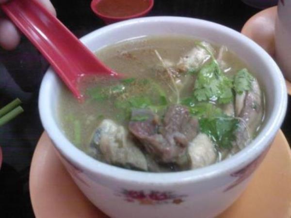 Kaplumbaa zellikle Britanya&#8217;da Viktorya zamannda olduka sk tketilen kaplumbaalar, nesillerinin tehlikeye girmesinden sonra koruma altna alnmtr. Ama Asya&#8217;da baz deniz kaplumbaalar hala kaak olarak avlanmaktadr. Amerika&#8217;da ise sayca ok bulunan baz deniz kaplumbaas trleri ise legal olarak avlanmaktadr ve yenmektedir.