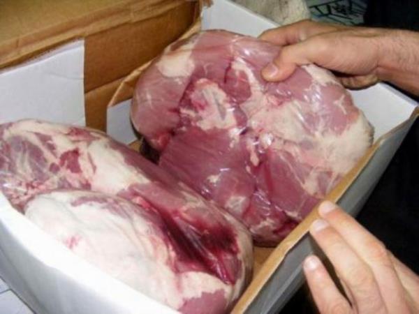 At baz lkelerde at eti hem kpeklere verilmektedir, hem insanlar tarafndan tketilmektedir. En ok at etinin yendii ilk 8 lkede, ylda 4 milyon at tketilmektedir. Fransa&#8217;da boucherie chevaline ad verilen ve sadece at eti satan kasaplar bulunmaktad