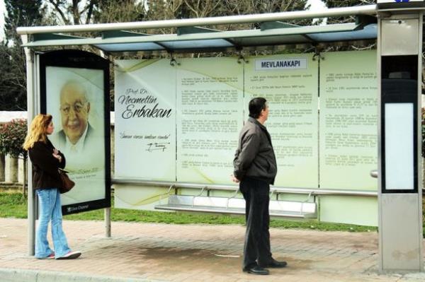 NECMETTN ERBAKAN   <br>    Topluma mal olmu kiilerin ansna tasarlanan "Vefa Duraklar Projesi" kapsamnda hazrlanan zel grseller Proje kapsamnda ilk olarak stiklal Mar'nn airi Mehmet Akif Ersoy iin zel durak tasarlanmt. Bar Mano, Prof. Dr. Necmettin Erbakan, Muhsin Yazcolu, Kayahan, Turgut zal ve Zeki Alasya gibi isimler ansna zel duraklar yapld.