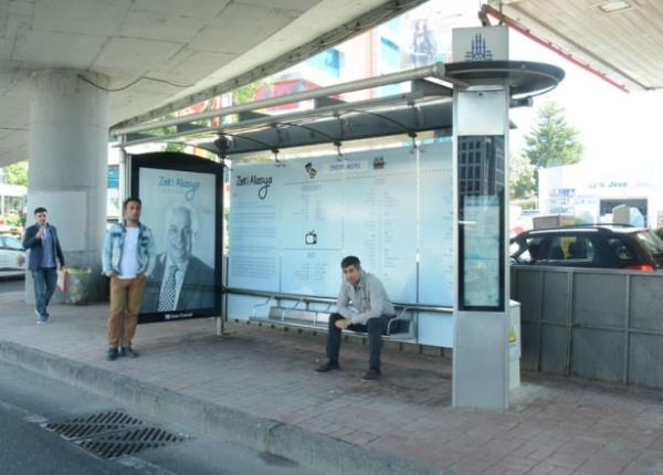 ZEK ALASYA   <br>    Topluma mal olmu kiilerin ansna tasarlanan "Vefa Duraklar Projesi" kapsamnda hazrlanan zel grseller Proje kapsamnda ilk olarak stiklal Mar'nn airi Mehmet Akif Ersoy iin zel durak tasarlanmt. Bar Mano, Prof. Dr. Necmettin Erbakan, Muhsin Yazcolu, Kayahan, Turgut zal ve Zeki Alasya gibi isimler ansna zel duraklar yapld.