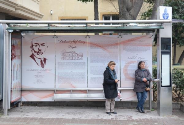 MEHMET AKF ERSOY  <br>  Topluma mal olmu kiilerin ansna tasarlanan "Vefa Duraklar Projesi" kapsamnda hazrlanan zel grseller Proje kapsamnda ilk olarak stiklal Mar'nn airi Mehmet Akif Ersoy iin zel durak tasarlanmt. Bar Mano, Prof. Dr. Necmettin Erbakan, Muhsin Yazcolu, Kayahan, Turgut zal ve Zeki Alasya gibi isimler ansna zel duraklar yapld.