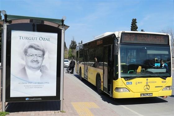 TURGUT ZAL   <br>    Topluma mal olmu kiilerin ansna tasarlanan "Vefa Duraklar Projesi" kapsamnda hazrlanan zel grseller Proje kapsamnda ilk olarak stiklal Mar'nn airi Mehmet Akif Ersoy iin zel durak tasarlanmt. Bar Mano, Prof. Dr. Necmettin Erbakan, Muhsin Yazcolu, Kayahan, Turgut zal ve Zeki Alasya gibi isimler ansna zel duraklar yapld.