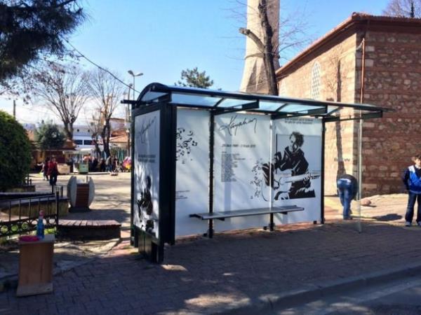 KAYAHAN   <br>  Topluma mal olmu kiilerin ansna tasarlanan "Vefa Duraklar Projesi" kapsamnda hazrlanan zel grseller Proje kapsamnda ilk olarak stiklal Mar'nn airi Mehmet Akif Ersoy iin zel durak tasarlanmt. Bar Mano, Prof. Dr. Necmettin Erbakan, Muhsin Yazcolu, Kayahan, Turgut zal ve Zeki Alasya gibi isimler ansna zel duraklar yapld.