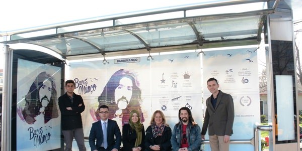 BARI MANO   <br>    Topluma mal olmu kiilerin ansna tasarlanan "Vefa Duraklar Projesi" kapsamnda hazrlanan zel grseller Proje kapsamnda ilk olarak stiklal Mar'nn airi Mehmet Akif Ersoy iin zel durak tasarlanmt. Bar Mano, Prof. Dr. Necmettin Erbakan, Muhsin Yazcolu, Kayahan, Turgut zal ve Zeki Alasya gibi isimler ansna zel duraklar yapld.