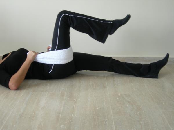 Bacak boyu eitlemek iin; Srtst yatn. Yz havlusunu suyunu skarmasna kvrn. Tek bacanz 90 derece olacak ekilde dizinizi bkerek kaldrn. Bacak aranzdan havluyu geirin. Tek eliniz gbeinizin zerinde havluyu sabit tutun.