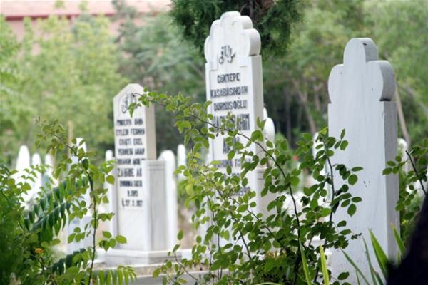 Ayrca gerdek ncesinde damadn arkadalar bacadan ieriye mendil sarktarak yiyecek istiyor.