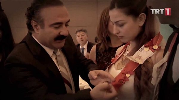 anlurfa / O tak taklacak!   <br>  Allann aksine tak treni dnn sonunda gerekletiriliyor Urfa'da. Tak treninde tak takmayanlar 'cumasnda' takabilir. Gelinin Cumas dnden sonraki  cuma gn damadn annesinin evinde gerekleiyor.