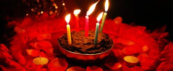 Adana / Yumurtay vur, yast kap <br>    Kna gecesine giden damat yolda durdurulup, yksek bir aa dalna konan yumurtalar vurmas isteniyor. Vuramazsa kz evi ceza veriyor. Buna karlk eyiz damat evine gtrlmeden nce damat taraf eyizden bir yastk karyor. Kz tarafnn genleri onu kovalyor. Yast kapp damada ilk gtren bahi alyor.