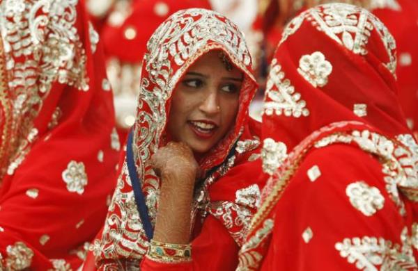 Hindistan <br>  Hindistan&#8217;n Bhopal ehrinde Mslman Eitim ve Sosyal Refah Toplumu tarafndan dk gelirli 45&#8217;ten fazla Mslman ift iin dzenlenen dnden, geleneklere gre giydirilmi bir gelin.