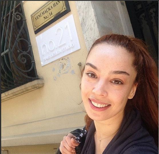 Azra Akn<br>  2002 ylnda dnya gzeli seilen Azra Akn`n Instagram`da 54.425 takipisi var