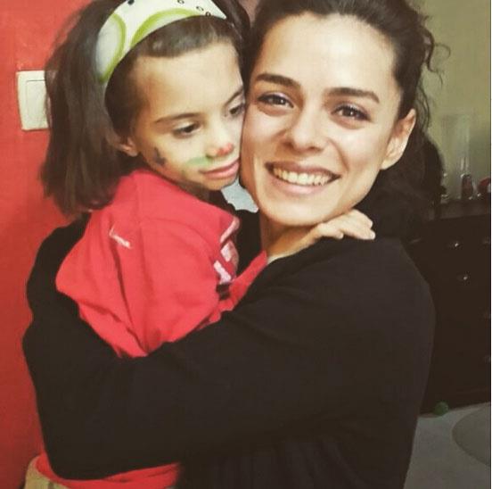 zge zpirini<br>  Son olarak Ak Yeniden dizisiyle hayranlarnn karsna kan gzel oyuncunun Instagram`da 768.736 takipisi bulunuyor