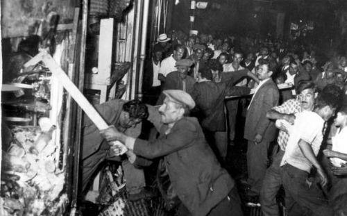 6 Eyll 1955 -  stanbul&#8217;da yaayan gayrimslimler, Selanik&#8217;te Atatrk&#8217;n evine Yunanllar tarafndan bomba atld haberinin yaylmas zerine balayan kitlesel eylemlerde hedef haline geldi. Ellerinde kazma, balta ve sopalarla sokaklara dklen binlerce kii tarafndan gayrimslimlere ait ev ve iyerlerini yakp ykld, tecavzlerin ve darp olaylarn yaand 6-7 Eyll Olaylar, Trkiye&#8217;de toplumsal ve siyasi yaamn en karanlk dnemlerinden biri olarak anlyor.