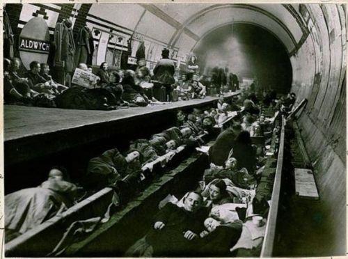II. Dnya Sava srasnda, Aldwych metro istasyonuna snm Londrallar, Nisan 1941