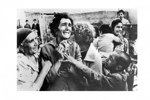 1964 Donald McCullinRumlar tarafndan ldrlen kocas iin gzya dken Kbrsl bir Trk kadnn acs McCullin'e Pulitzer kazandrd.