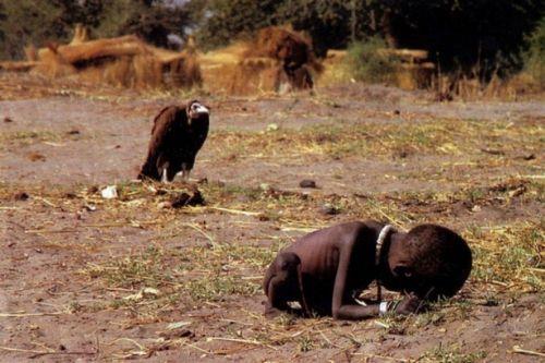 Kevin Carter isimli fotoraf, Sudan&#8217;daki al byle lmszletirdi. Alktan bir deri bir kemik kalm, Sudanl bir ocuk ve banda bekleyen bir akbabann yer ald fotoraf ile Pulitzer dl'n alan fotoraf Carter, birka ay sonra intihar etti. Fotoraftaki kk kz ocuu hayatta kalmay baard.
