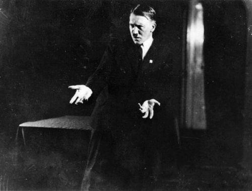 Adolf Hitler aynann karsnda konuma provas yaparken, 1925