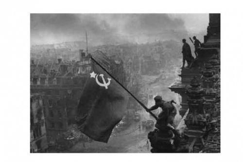 1945 Yevgeny Khaldeikinci Dnya Sava'nda Almanya'nn dt an. ki Sovyet askeri Raqymzhan Qoshqarbaev ve Georgij Bulatov, Berlin'deki Reichstag binasna Sovyetler Birlii bayran dikiyor.