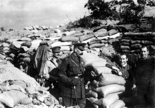 Trk topular Yunan mevzilerini dverken, Trk piyade birlikleri hcum iin siperlerde bekliyor.