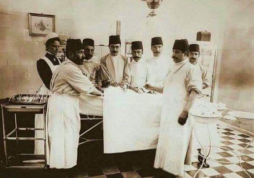 Hamidiye Etfal Hastanesi doktorlar ameliyatta, 1900