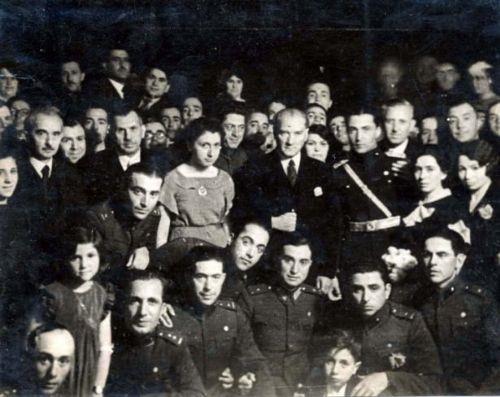 Atatrk'n kt Anadolu gezilerinden ve stanbul niversitesi'nde harf devrimi almalarnda rencilerle yaadklar anlar yer alyor.