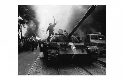 1968 Josef KoudelkaRuslarn ekoslavakya'y igali srasnda tanklarn Prag'a girii fotoraflara byle yansd.
