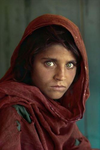 Steve McCurry&#8217;nin ektii bu fotoraf, dnyann en nl fotoraflarndan biri saylyor. Haziran 1984&#8217;te ekildi. Sharbat Gula, o tarihte 12 yandayd ve Pakistan&#8217;daki bir Afgan mlteci kampnda bulunuyordu. Bu fotorafn kresel dzeyde n kazanmasnda National Geographic&#8217;in katks oldu.