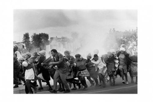 1977 Leslie Hammond, Gney AfrikaGney Afrika'da evlerinin yklmasn protesto eden halka polis gzyaartc bombayla yant veriyor. Gzyaartc bomba etkisini yakndan hisseden Hammond, sadece birka poz ekebiliyor.