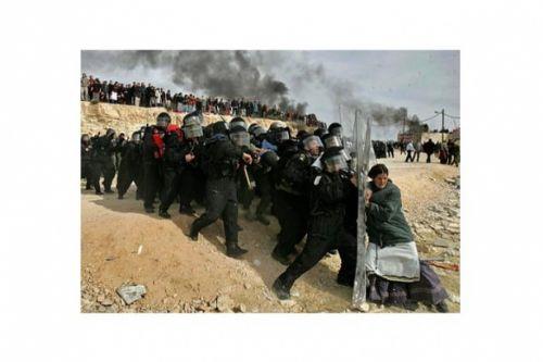 Oded Balilty (2007)Bat eria'daki yerleim biriminden zorla tahliye edilen srailli bir kadn grntleyen Associated Press'ten Oded Balilty, bu fotorafyla zgn fotoraf dalnda Pulitzer dlene layk grld.