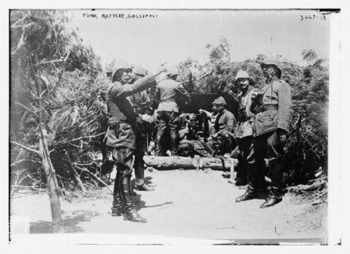 3. Kolordu ve Arburnu Kuzey Grubunun Komutan Esat Paa, topulara emir verirken, 1915