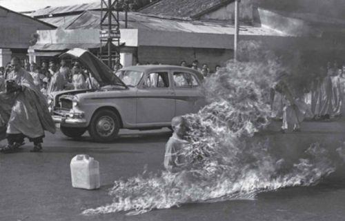Haziran 1963&#8217;te Vietnaml kei Thich Quang Duc, Budist kart eylemleri protesto etmek iin Saygon sokaklarnda bedenini atee verdi. Malcom Browne&#8217;un bu fotorafta imzas var.
