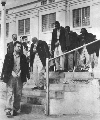 Hapishane olarak kullanlan Alcatraz Adasnn kapanmas ardndan, son 27 mahkum tahliye edilirken, 21 Mart 1963